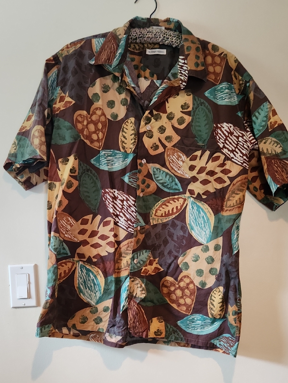 Casual Short-Sleeve Button-Down Shirt in Brown & Teal Leaf Print